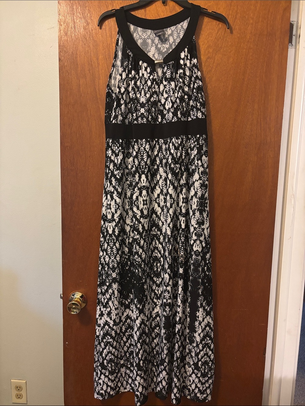Covington Petite, Large Petite Black and White Printed Maxi Dress with Contrast